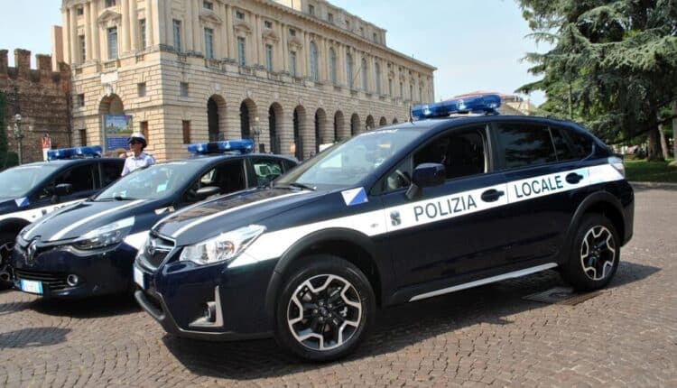 Verona: taglia il pneumatico di un'autopattuglia della Polizia Locale e incolpa due ragazzini. Lo incriminano le videocamere di sorveglianza