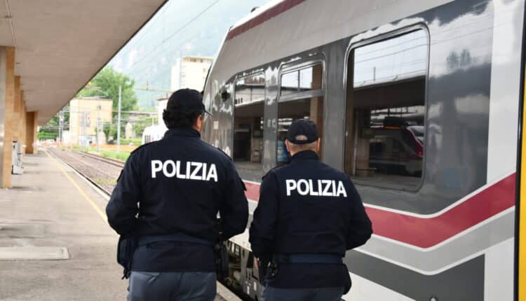 Milano. Aggrediscono un ragazzo a bordo treno e lo rapinano: la Polizia di Stato arresta quattro persone