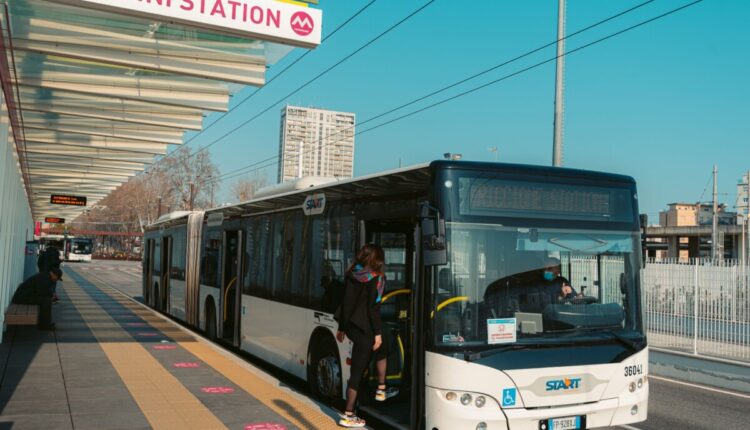 Rimini, malmenato e derubato alla fermata dell'autobus. Due arresti per la Polizia di Stato