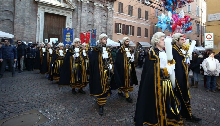Modena, a San Geminiano corteo con olio e ceri verso il Duomo