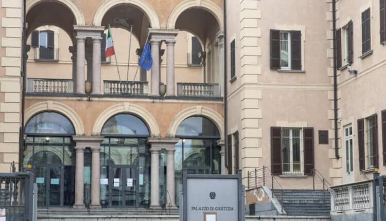 Novara, 54enne non rispetta il divieto di avvicinamento nei confronti di una donna che perseguitava. Scattano gli arresti domiciliari.