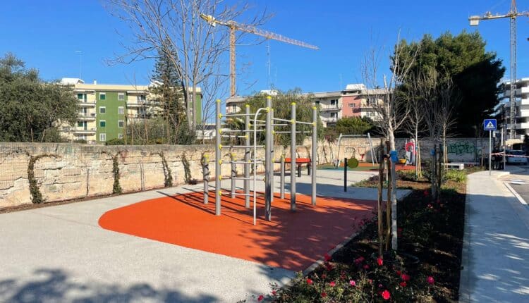 Bari, inaugurata la nuova area verde in via delle Murge e l'intervento di greening con una piccola area ludica a Parco Gentile