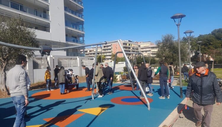 Bari, inaugurata la nuova area verde in via delle Murge e l'intervento di greening con una piccola area ludica a Parco Gentile
