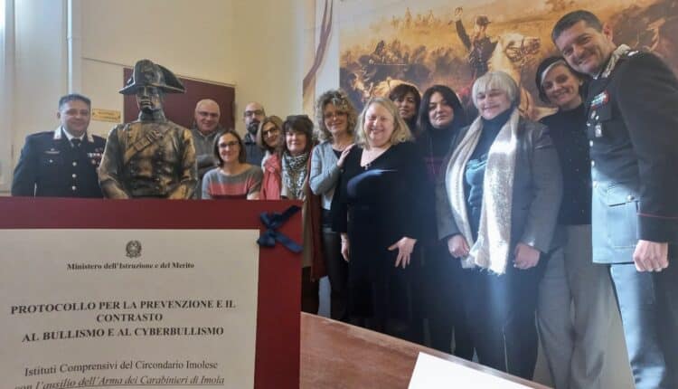 Imola, siglato primo protocollo unitario contro bullismo e cyberbullismo. Dirigenti scolastici e Carabinieri uniti per lo "storico" appuntamento