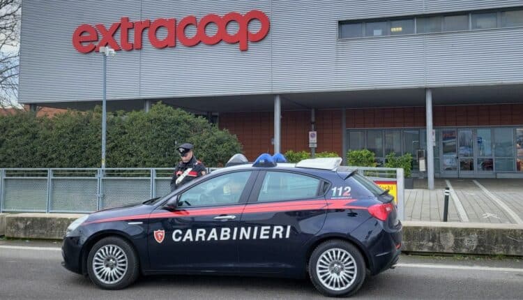 Bologna: arrestata una donna di 34 anni e un uomo di 41. Accusati di furto e tentata rapina.