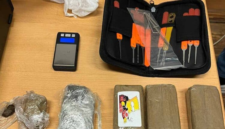 Milano la Polizia di Stato ha sequestrato 440 grammi di hashish in un box abbandonato in zona Niguarda