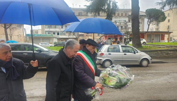 Benevento, il sindaco Mastella ha deposto un omaggio floreale in piazzale Martiri delle Foibe