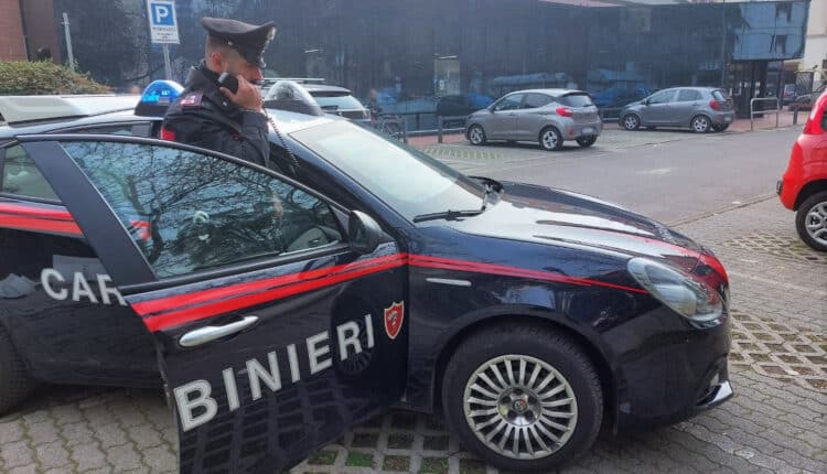 Bologna, sfonda il portone antipanico di un supermercato per rubare rum e champagne. Arrestato 38enne italiano per tentato furto aggravato