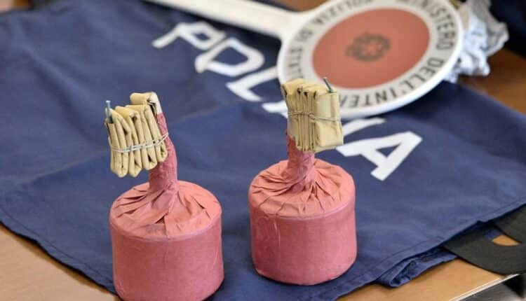 Denunciati quattro giovani di Manduria per accensione illegale di fuochi d'artificio durante un compleanno: indagini della Polizia di Stato nel centro storico