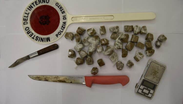 Alcamo: blitz antidroga della Polizia di Stato, arrestati due pregiudicati di 40 e 41 anni per reato del delitto consumato di trasporto e detenzione di sostanze stupefacenti.