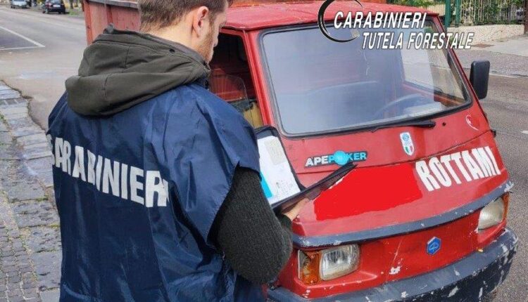 Aversa: i Carabinieri Forestale di Marcianise sequestrano mini-van per trasporto illecito di rifiuti speciali pericolosi e non pericolosi.