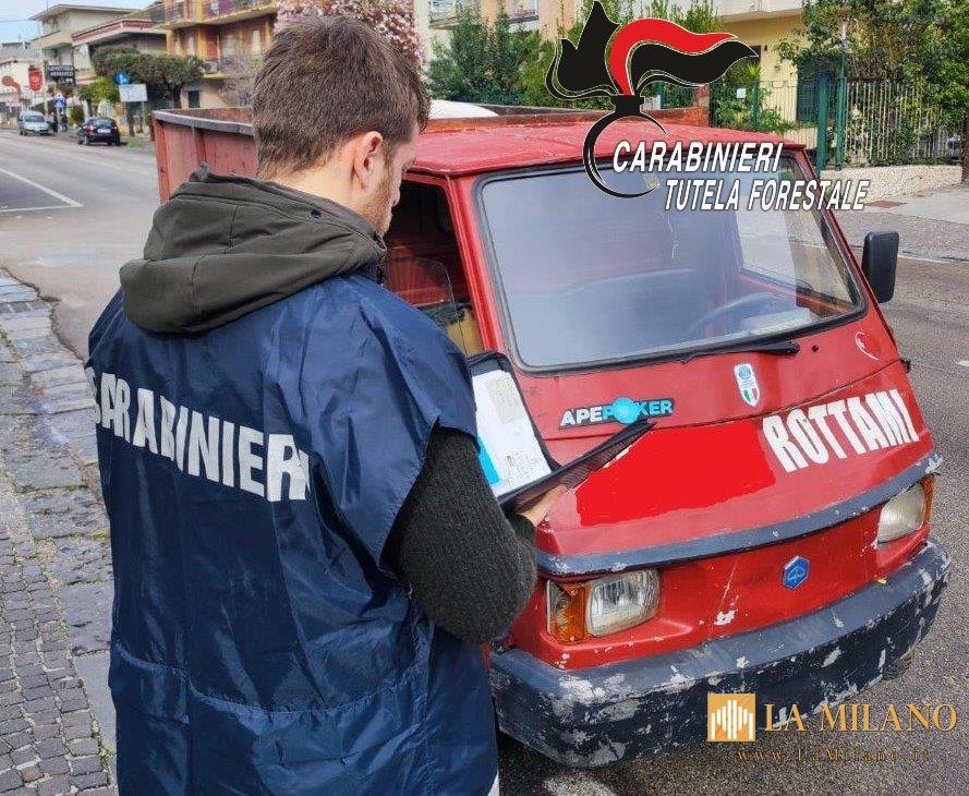 Aversa: i Carabinieri Forestale di Marcianise sequestrano mini-van per trasporto illecito di rifiuti speciali pericolosi e non pericolosi.