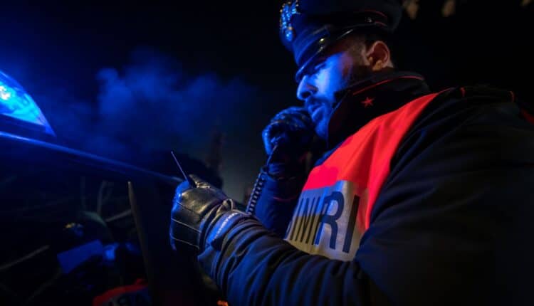 Bologna: 25enne in preda a un raptus d'ira notturno minaccia i nonni con un coltello.