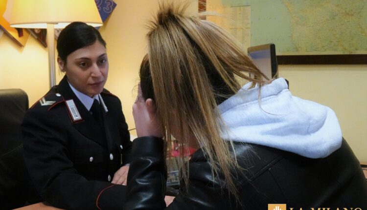 48enne nord africano si ma­stur­ba da­van­ti ad una li­cea­le in at­te­sa di en­tra­re a scuo­la.