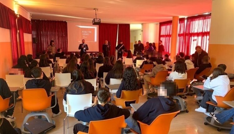 Carovigno (BR). I Carabinieri incontrano gli studenti, affrontando temi delicati come il bullismo e la diffisione di droghe tra i giovani