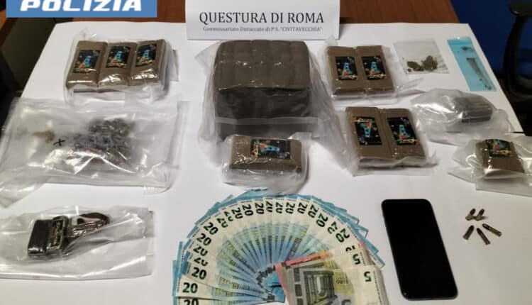 Civitavecchia, Roma: dopo l'alt degli agenti si dà alla fuga e si sbarazza di oltre 2 kg di hashish. Arrestato 26enne sprovvisto anche della patente di guida.