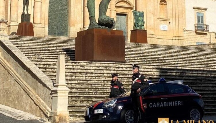 Adescano giovane su sito di incontri e lo ricattano: due arresti a Noto (SR)