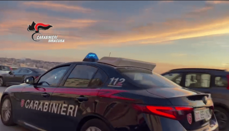 Siracusa, incensurato trovato in possesso di armi e 200 grammi di droga. 49enne arrestato dai Carabinieri