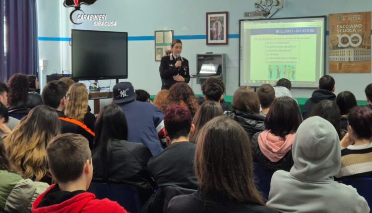 Siracusa. Progetto di educazione alla legalità nelle scuole: i rischi connessi all'uso improprio di Internet, il fenomeno dello spaccio di sostanze e l'abuso di alcol.