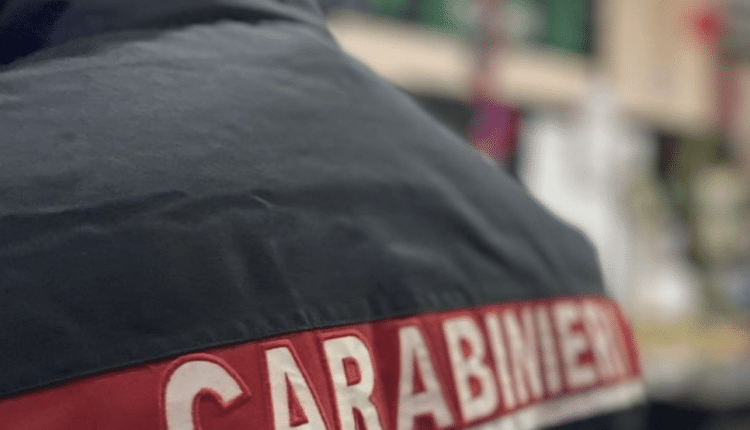 Caserta, strappa il cellulare dalle mani di una ragazza alla stazione 17enne bloccato dai Carabinieri