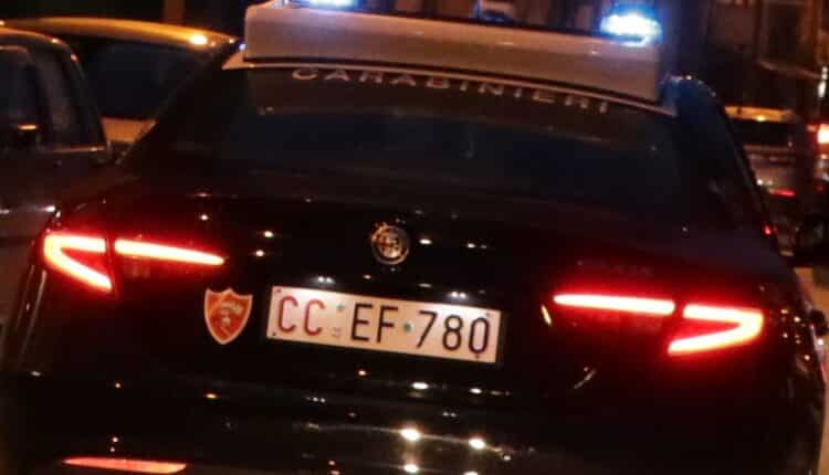 Cellole: al volante di una Toyota con cappuccio indossato non si ferma all'alt, inseguito e bloccato aggredisce i Carabinieri. 