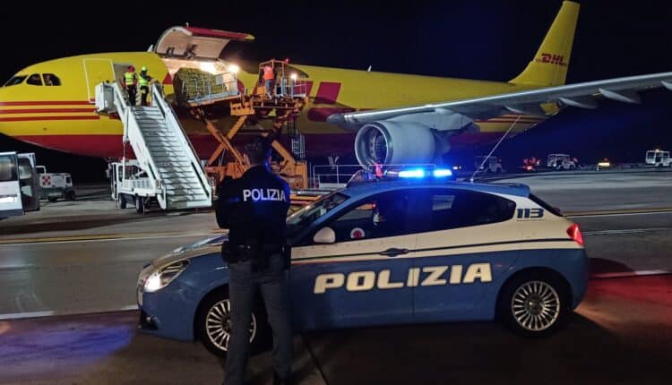 Documenti falsi e mandato d’arresto internazionale: arrestato narcotrafficante in aeroporto a Venezia.