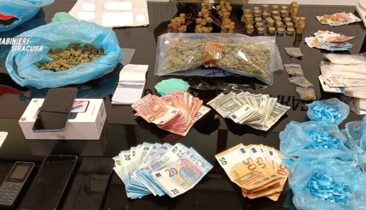 Siracusa, lotta senza sosta allo spaccio di stupefacenti. I Carabinieri sequestrano droga e armi alla Borgata, due 20enni arrestati.