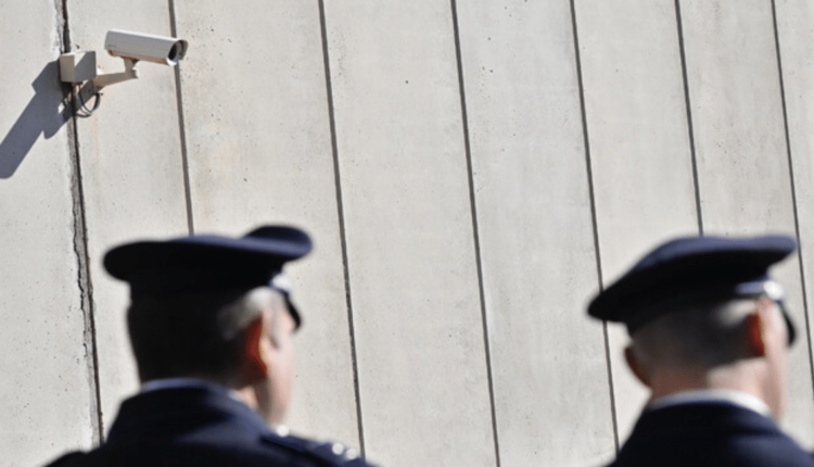 Droga e cellulari nel carcere di Carinola 13 arresti e 32 indagati