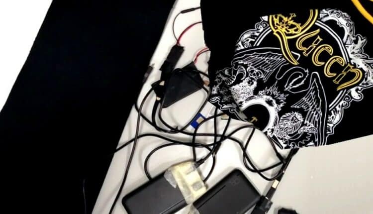 All'esame per la patente con felpa "attrezzata" per nascondere microcamera e trasmettitore. Denunciato dalla Polizia stradale