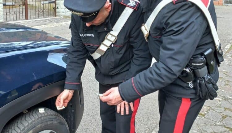 Fontanelice: semina per strada dei manufatti in plastica rigida con all'interno delle viti autofilettanti.