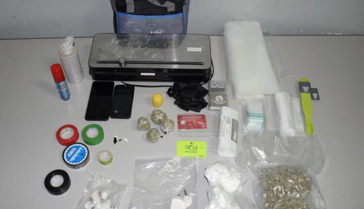 Lecce: trovato con oltre 600 grammi di sostanza stupefacente, contanti e materiale per il confezionamento. Arrestato 23enne dalla Polizia di Stato.