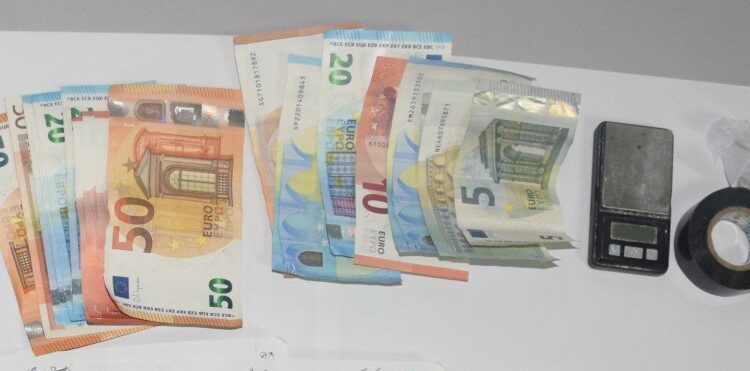 Lecce, quartiere Santa Rosa: arrestato 46enne dalla Squadra Mobile per il reato di spaccio di stupefacenti.