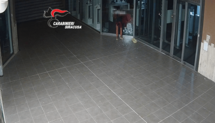 Lentini, Siracusa. Utilizzando un martello tenta un furto in gioielleria. I Carabinieri arrestano un 36enne.