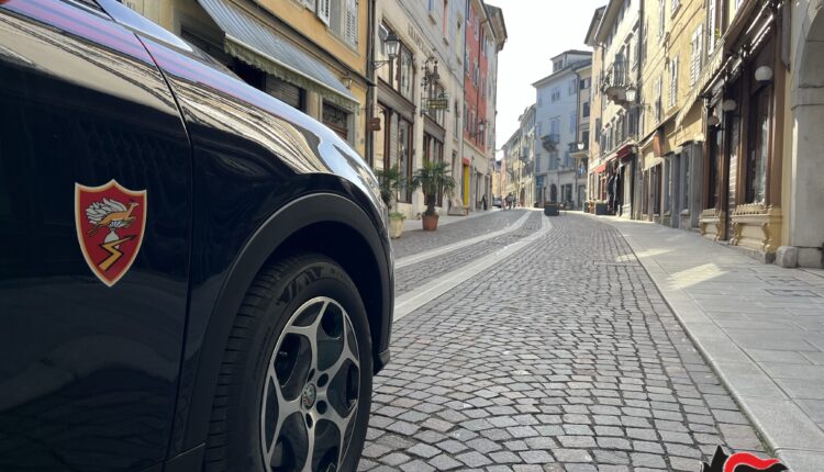 Gorizia, ha un malore mentre passeggia in centro i Carabinieri lo soccorrono