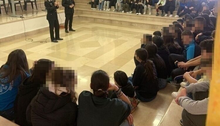 I Carabinieri incontrano gli studenti dell'Istituto Comprensivo di Carovigno.