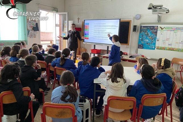 Livorno - Gli incontri dei Carabinieri con gli alunni nell'ambito del progetto "cultura della legalità"