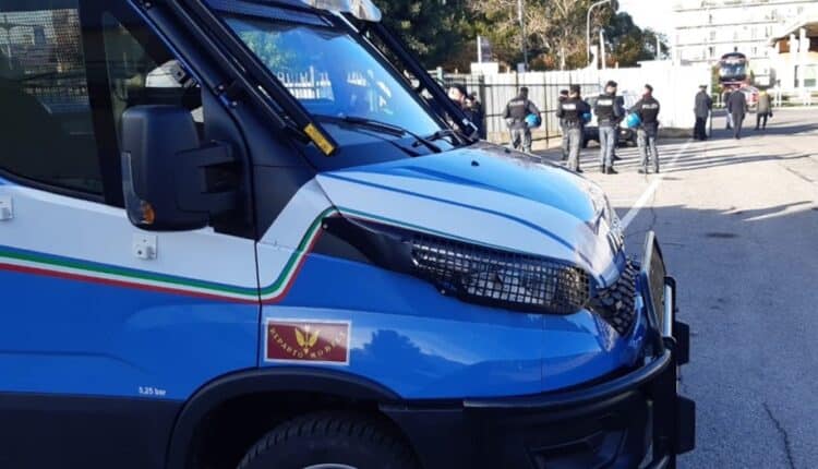 Incontro di calcio Aek Crotone-Scandale, tre tifosi colpiti da provvedimento di DASPO emessi dalla Questura