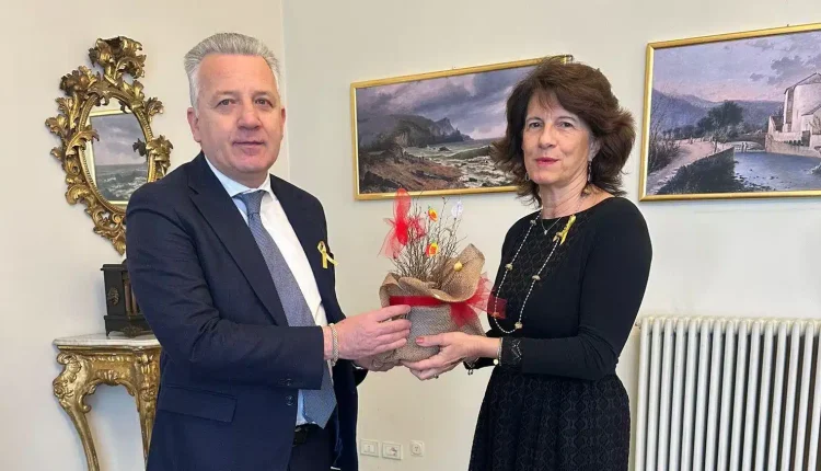 La Spezia: l'Associazione ABEO dona al Sindaco Peracchini un melograno, portatore di simboli positivi.