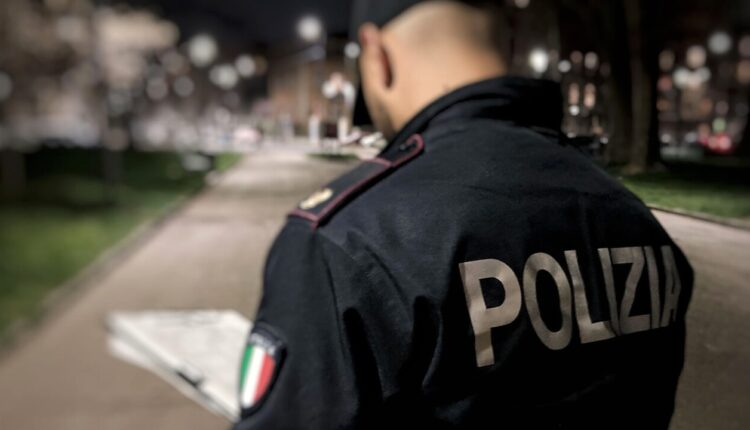 Milano: 27enne con precedenti ruba un cellulare, arrestato dalla Polizia di Stato.