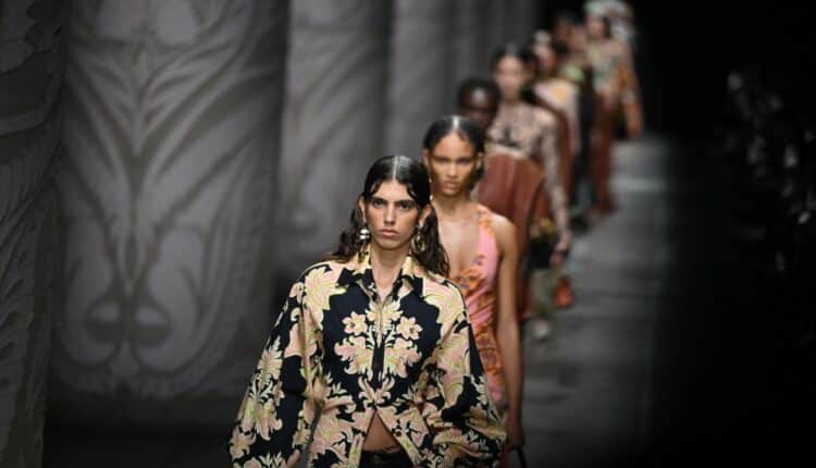 Milano pronta per la Fashion Week, tra numeri in crescita e provocazioni.