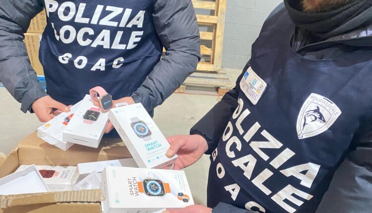 Milano, sequestrati 100mila articoli di elettronica a marchio Apple contraffatti