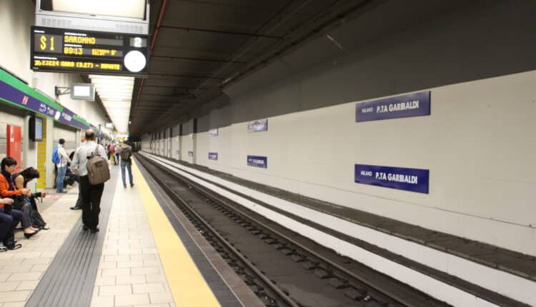 Milano Porta Garibaldi: Polizia Ferroviaria interviene durante un tentato suicidio. Allertati da alcuni viaggiatori.