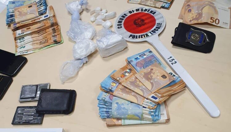 Modena, la Polizia Locale sequestra droga e contanti due arresti