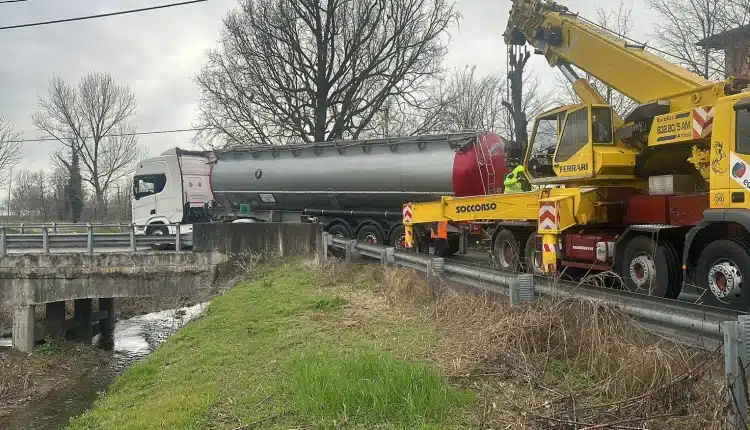 Modena: non vede il divieto, autocisterna incastrata in Via Gherbella.