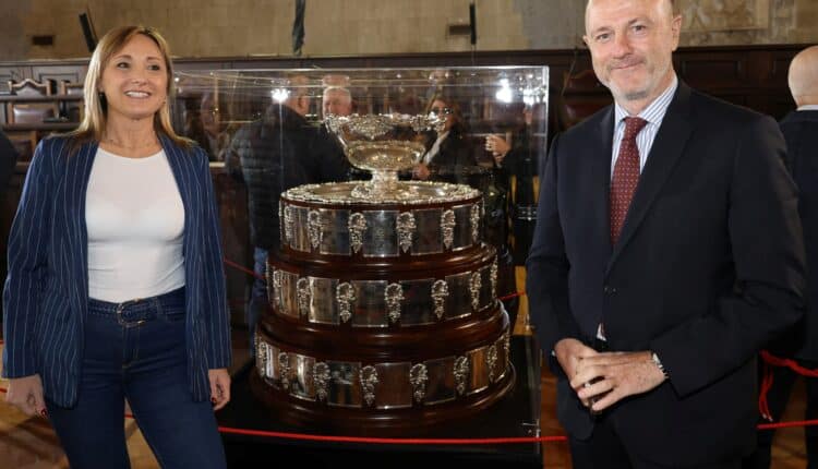 Napoli: la Coppa Davis per tre giorni in mostra nella Sala dei Baroni.