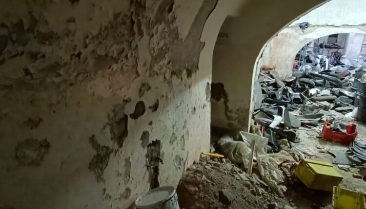 Napoli: sequestrata autorimessa nel quartiere Porto, deposito di rifiuti pericolosi e mancanza di autorizzazioni.