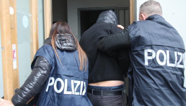 Sondrio: catturato dalla Polizia di Stato latitante con precedenti di furto. Arrestato e tradotto presso la Casa Circondariale di Sondrio.