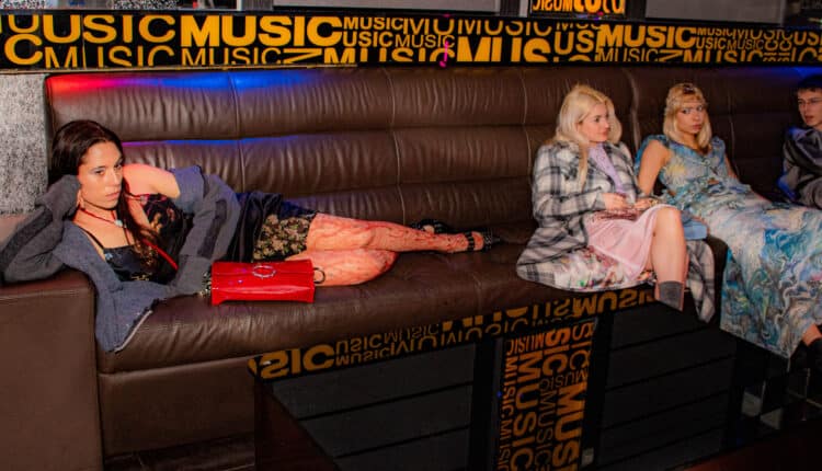 Esplora l'Atmosfera Incantevole di Floriana Autunno/Inverno 2024-2025: Un'Eleganza Ribelle nel Cuore di Milano