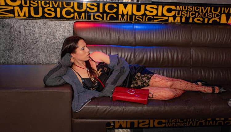 Esplora l'Atmosfera Incantevole di Floriana Autunno/Inverno 2024-2025: Un'Eleganza Ribelle nel Cuore di Milano