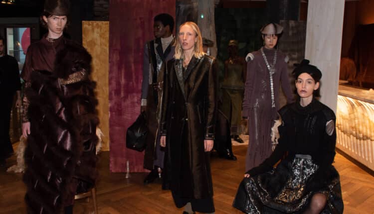 Viviers, il marchio eco-sostenibile, celebra l'Autunno-Inverno 2024-2025 a Milano Cordusio per la Milano Fashion Week